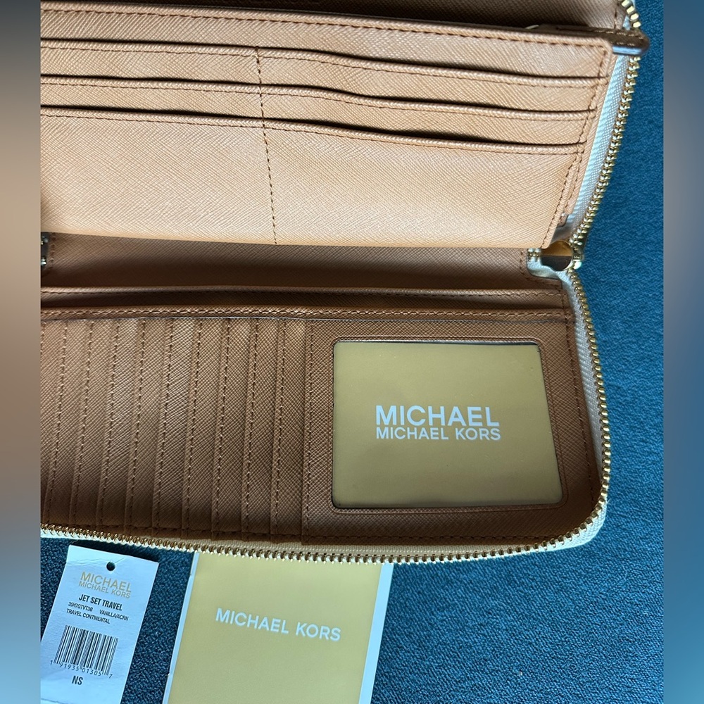 MICHAEL Michael Kors
Logo Jet Set Travel Continental Cream Wristlet Wallet NWT - Picture 7 of 14